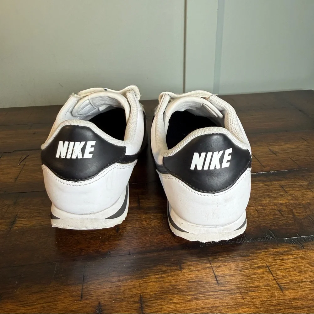 Nike White and Black Velcro Sneakers youth size 3‎ Y